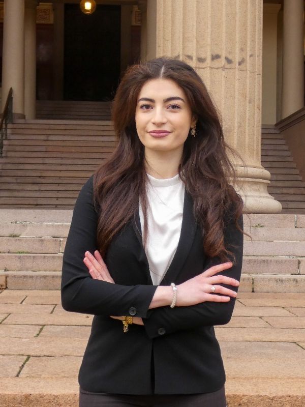 Kvinne med langt brunt hår i dress